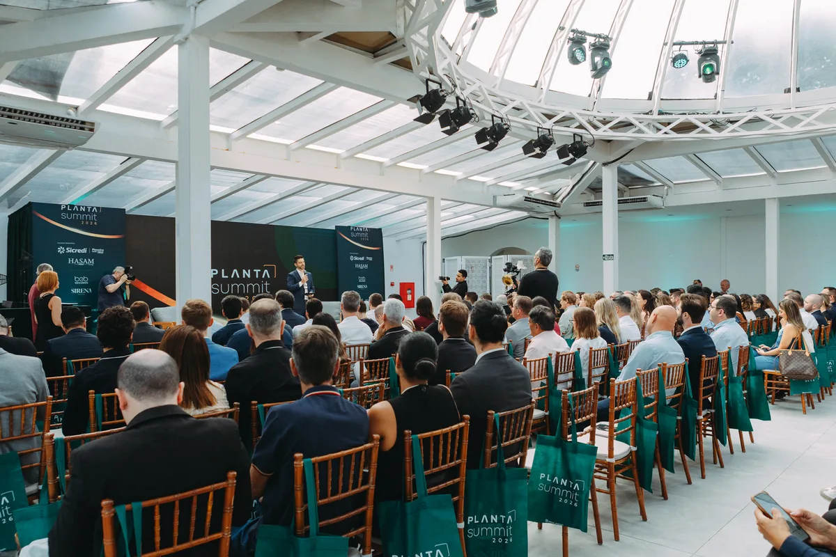Público acompanhando palestra no PLANTA Summit 2026, com telão e painéis da associação ao fundo
